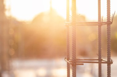 Ev inşa sürecinde sütun veya direk için demir çelik