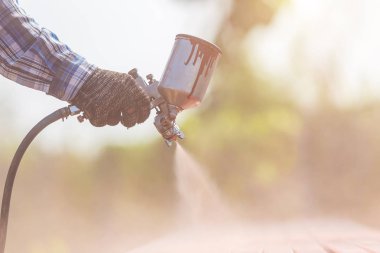 İşçi s üzerinde pas önlemek için çelik boruya boya püskürtme