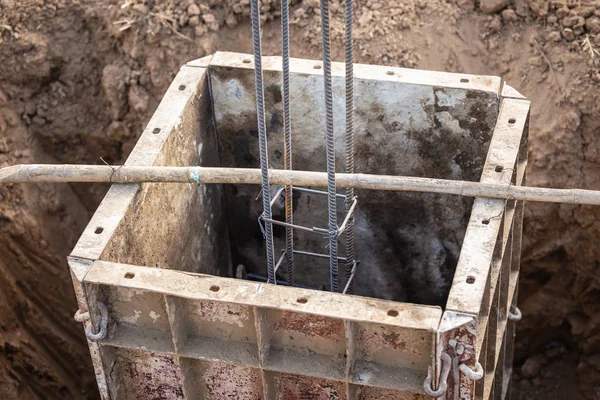 Verter hormigón en una caja de acero para pilares de cimentación en proceso — Foto de Stock