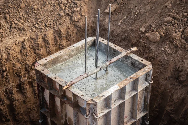 Verter hormigón en una caja de acero para pilares de cimentación en proceso — Foto de Stock