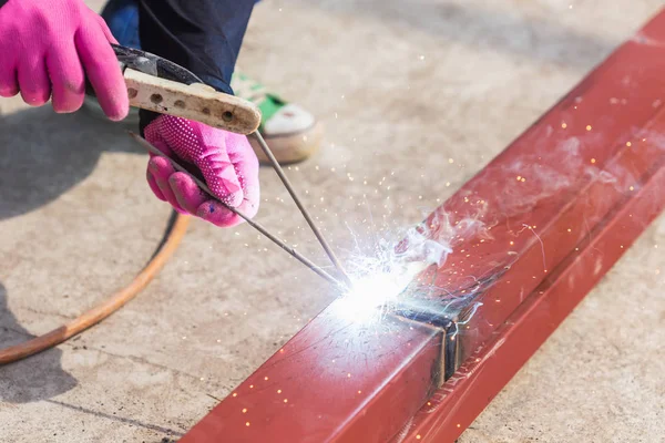 Trabajador de la construcción soldadura de acero para la estructura del techo — Foto de Stock