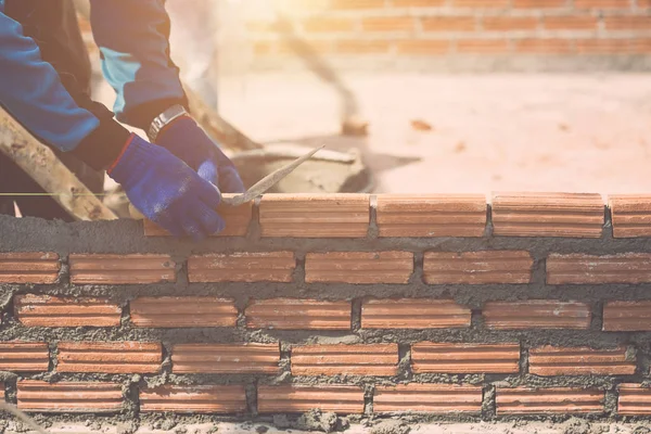 Lavoratore l'installazione di mattoni muro nel processo di costruzione della casa — Foto Stock