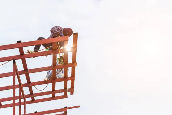 Trabajador de la construcción soldadura de acero para la estructura del techo — Foto de Stock