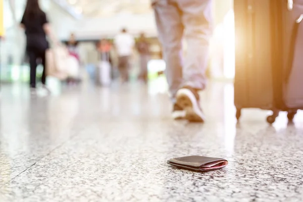 Los viajeros perdieron su billetera en el suelo en el aeropuerto —  Fotos de Stock