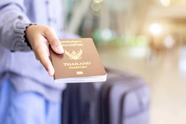 旅客在机场出示泰国护照 — 图库照片
