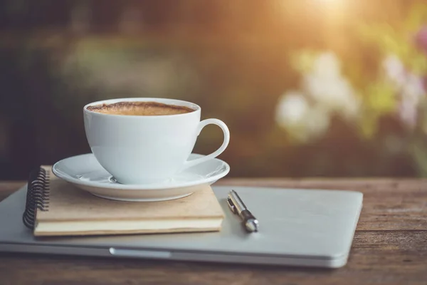 Ahşap masa üzerinde beyaz seramik kahve fincanı boş — Stok fotoğraf