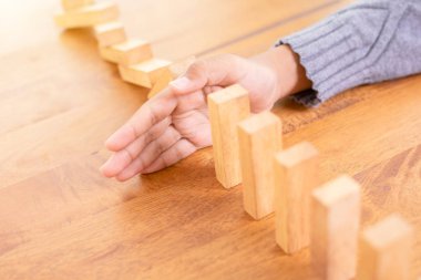 El dur ahşap blok. Domino risk etkisi kavramı 