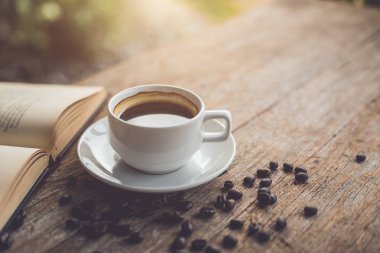 Ahşap masa üzerinde siyah sıcak americano beyaz seramik kahve fincan 