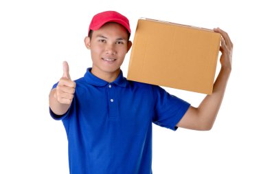 Asya teslimat adam kahverengi koli veya karton kutuları izole taşımak