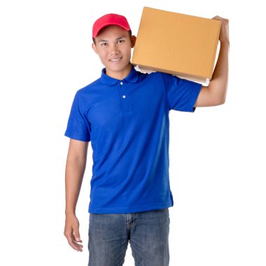 Asya teslimat adam kahverengi koli veya karton kutuları izole taşımak