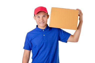 Asya teslimat adam kahverengi koli veya karton kutuları izole taşımak