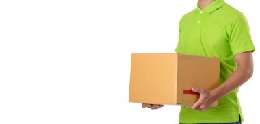 Asya teslimat adam kahverengi koli veya karton kutuları izole taşımak