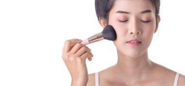 Güzel Genç Asya Kadın Kendi Yumuşak Fırça ve Kozmetik kullanarak