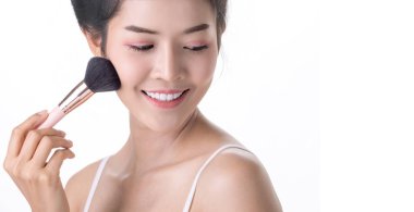 Güzel Genç Asya Kadın Kendi Yumuşak Fırça ve Kozmetik kullanarak