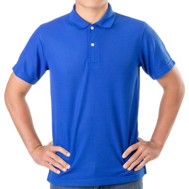 Genç Asyalı adam mavi polo t-shirt boş giymek