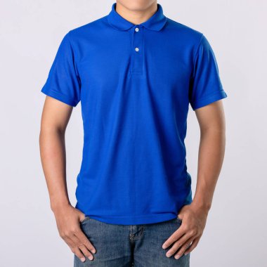 Genç Asyalı adam mavi polo t-shirt boş giymek