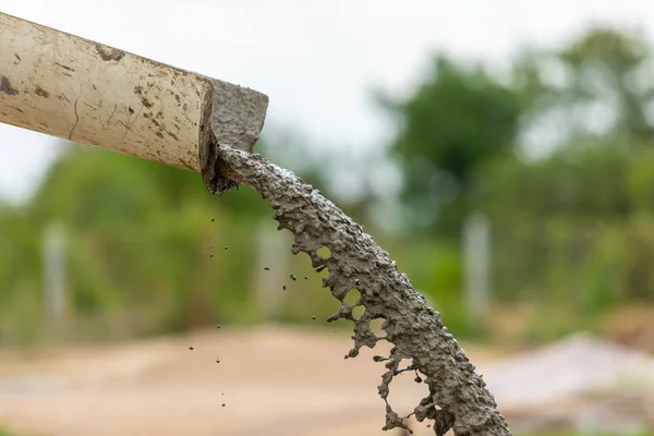 Verter y barrer el cemento húmedo en el suelo en proceso de hous — Foto de Stock