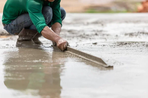 Verter y barrer el cemento húmedo en el suelo en proceso de hous —  Fotos de Stock