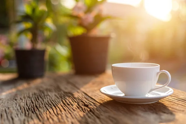 Ahşap masa veya tezgah üzerinde beyaz seramik kahve fincanı — Stok fotoğraf