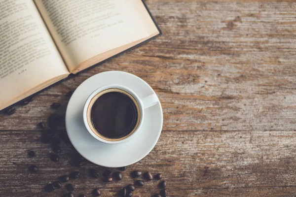 Tazza di caffè in ceramica bianca di americano caldo nero su tavolo di legno — Foto Stock