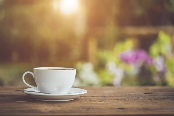 Біла керамічна чашка кави на дерев'яному столі або лічильнику — стокове фото