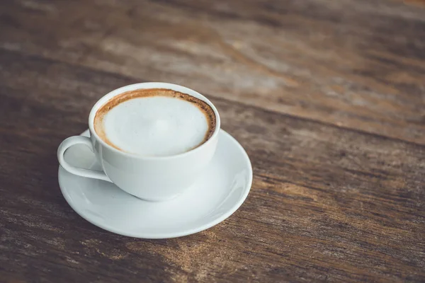 Weiße Kaffeetasse aus Keramik auf Holztisch oder Theke — Stockfoto