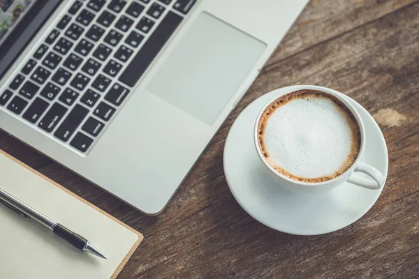 Tazza di caffè in ceramica bianca su tavolo o bancone in legno — Foto Stock