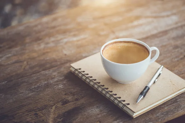 Tom av vit keramisk kaffekopp på träbord — Stockfoto