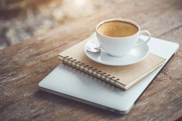 Tom av vit keramisk kaffekopp på träbord — Stockfoto