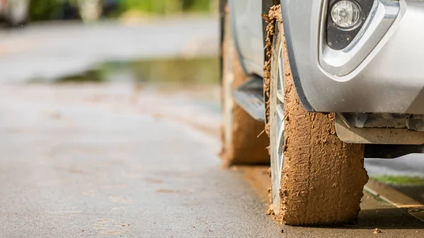 Wheel of SUV bil med smutsiga från Clay — Stockfoto