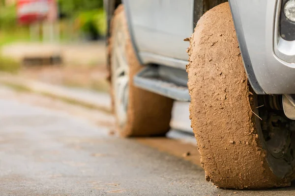 Ruota di SUV auto con sporco da argilla — Foto Stock