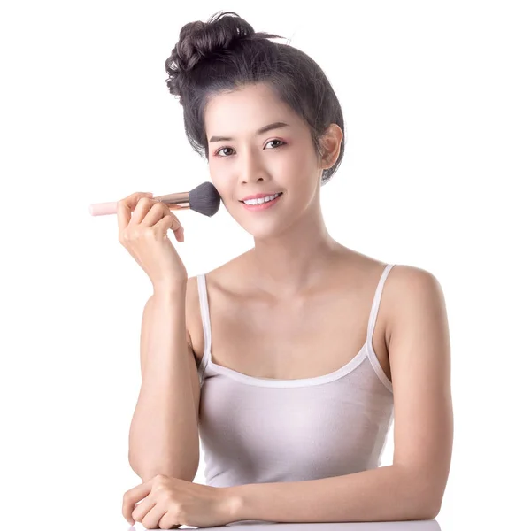 Bela jovem ásia mulher usando macio escova e cosmético no próprio — Fotografia de Stock