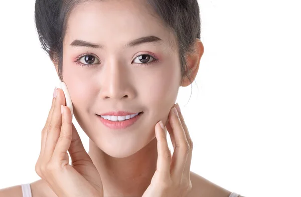 Schöne junge asiatische Frau mit Puder, Schwamm und Kosmetik auf — Stockfoto