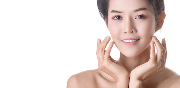 Mooie jonge Aziatische vrouw met cosmetische op eigen gezicht. Cosmetolo — Stockfoto
