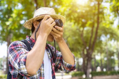 Sukhothai tarihi parkta Asyalı turist adam, Tayland