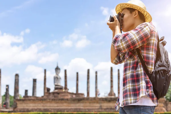 Hombre turístico asiático en el parque histórico de Sukhothai, Tailandia — Foto de Stock