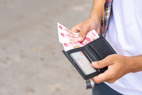 Tourist counting or checking banknote in black wallet that he fo — Stock Photo, Image