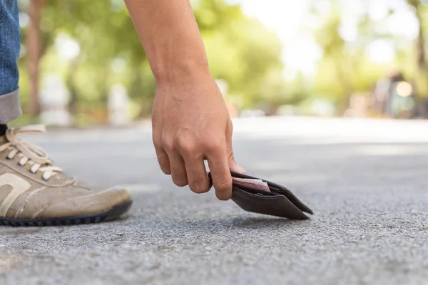 Pria Asia mengambil dompet hitam di jalan dalam atraksi turis — Stok Foto