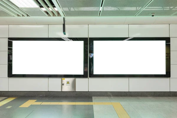 Grand panneau publicitaire blanc vide avec fond flou abstrait — Photo