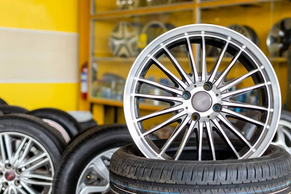 Rodas de carro de liga e pneus pneumáticos na loja ou centro de serviço — Fotografia de Stock