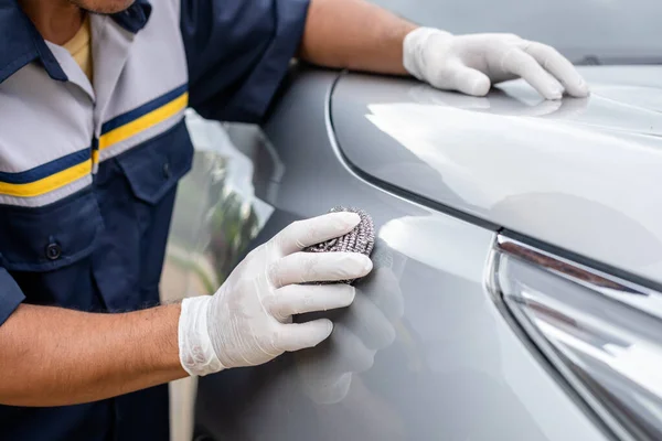 Hand van mensen met behulp van roestvrij staal wol aan het polijsten van de surfa — Stockfoto