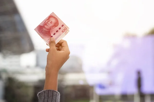 Aziatisch jong toerist tellen of controleren bankbiljet in zwarte muur — Stockfoto