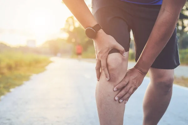 Lesión por concepto de entrenamiento: el hombre asiático usa las manos en su kn — Foto de Stock