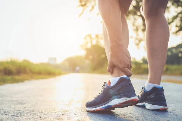 Letsel van training concept: Aziatische man gebruik handen houden op zijn een — Stockfoto