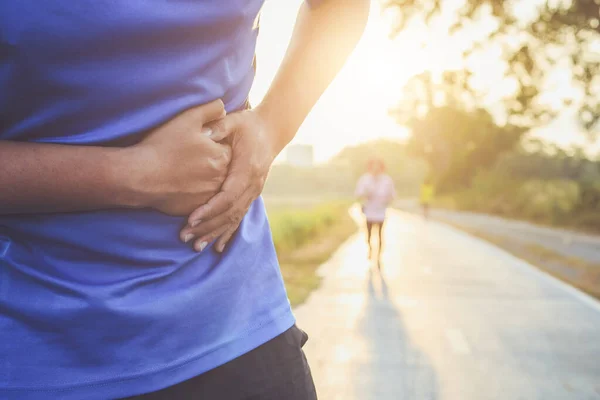 Maag krampen of letsel tijdens training concept: Aziatische man gebruiken h — Stockfoto