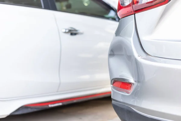 La parte trasera del nuevo coche plateado se daña por accidente — Foto de Stock