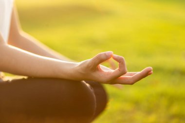 Güzel Asyalı kadın parkta yoga egzersizi yapıyor.