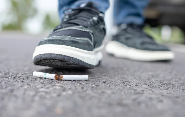 Zničte cigaretu pěšky. Přestaňte kouřit ve veřejném prostoru koncept — Stock fotografie