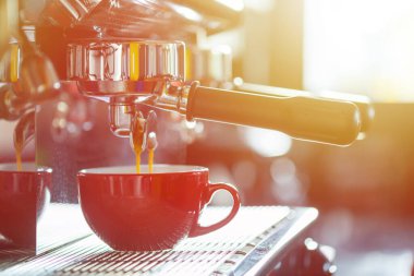 Barista kahve makinesiyle taze kahve yapıyor.