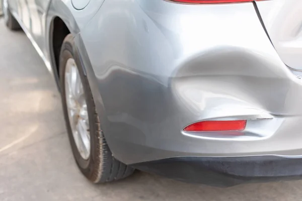 Rückseite des silbernen Neuwagens durch Unfall beschädigt — Stockfoto